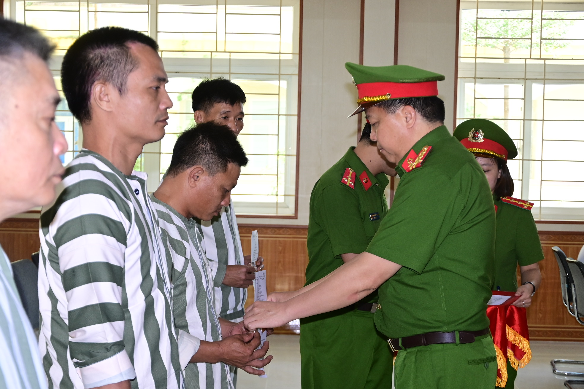 Công bố Quyết định đặc xá của Chủ tịch nước cho 13 phạm nhân tại Trại tạm giam Công an thành phố